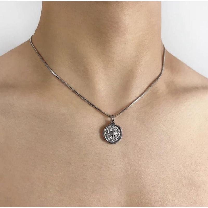 KALUNG TITANIUM PRIA LIONTIN KOIN STAINLESS STEL ANTI KARAT
