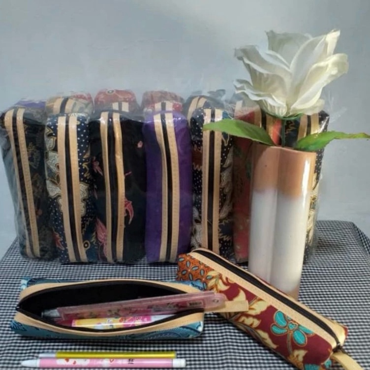 

Model Spesial Tempat Pensil Batik Khas Jogja 1 kodi isi 2pcs Dompet Souvenir Oleh Oleh Khas Yogyakarta