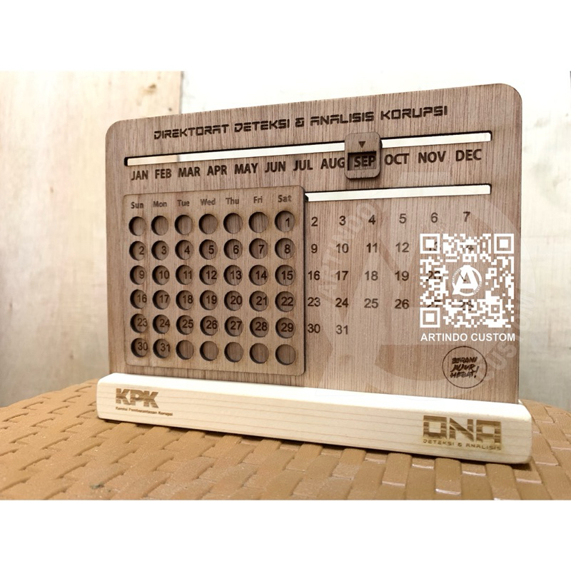 

Kalender kayu seumur hidup/abadi custom tulisan unik souvenir