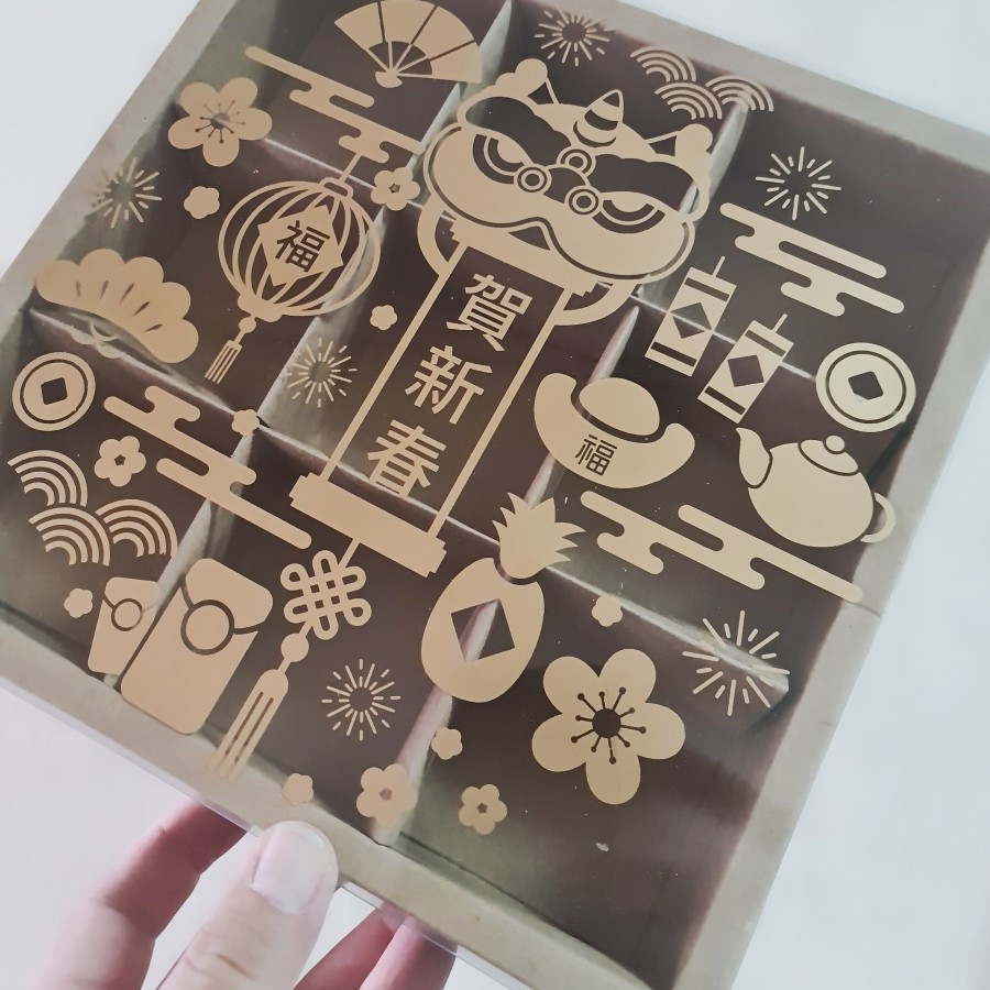 

1 Pack Isi 5 Pcs Dus Parcel Imlek Mika Sekat 9 Coklat Box Motif Chinese New Year Ukuran 24 x 24 x 4.5 cm