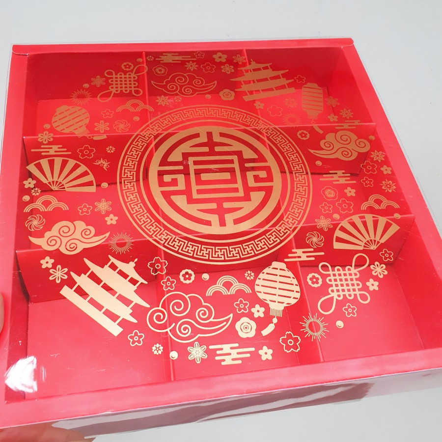 

1 Pack Isi 5 Pcs Dus Parcel Imlek Mika Sekat 9 Merah Box Motif Chinese New Year Ukuran 24 x 24 x 4.5 cm