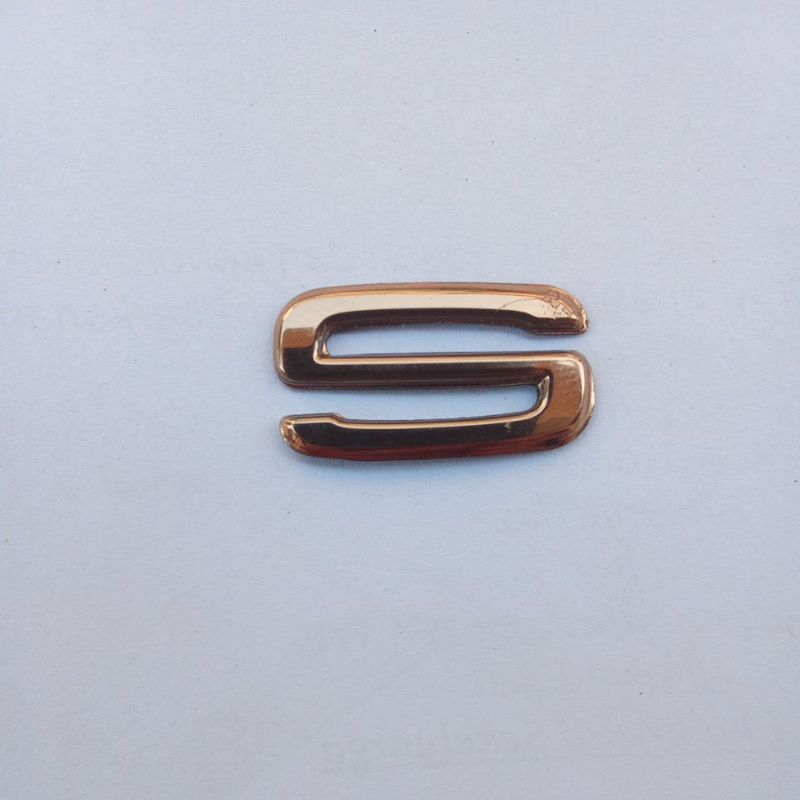 emblem logo tulisan Scoopy huruf S warna gold