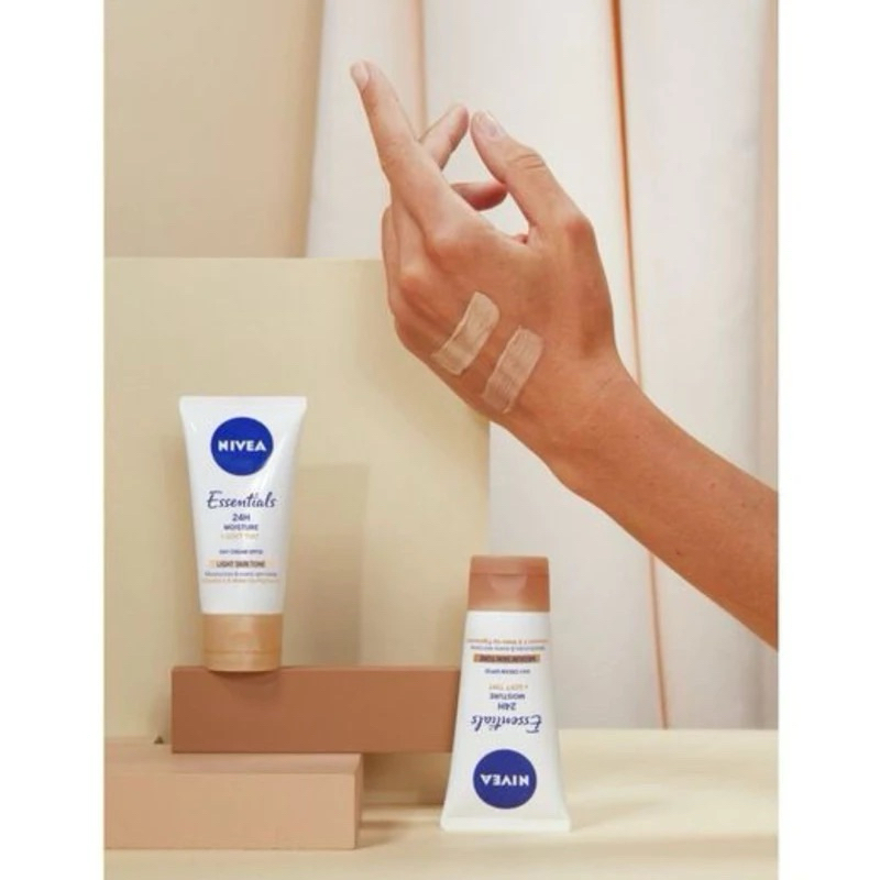 NIVEA ESSENTIALS 5-IN-1 BB CREAM LIGHT SPF15 DAGCRÈME | BB CREAM LIGHT & MEDIUM