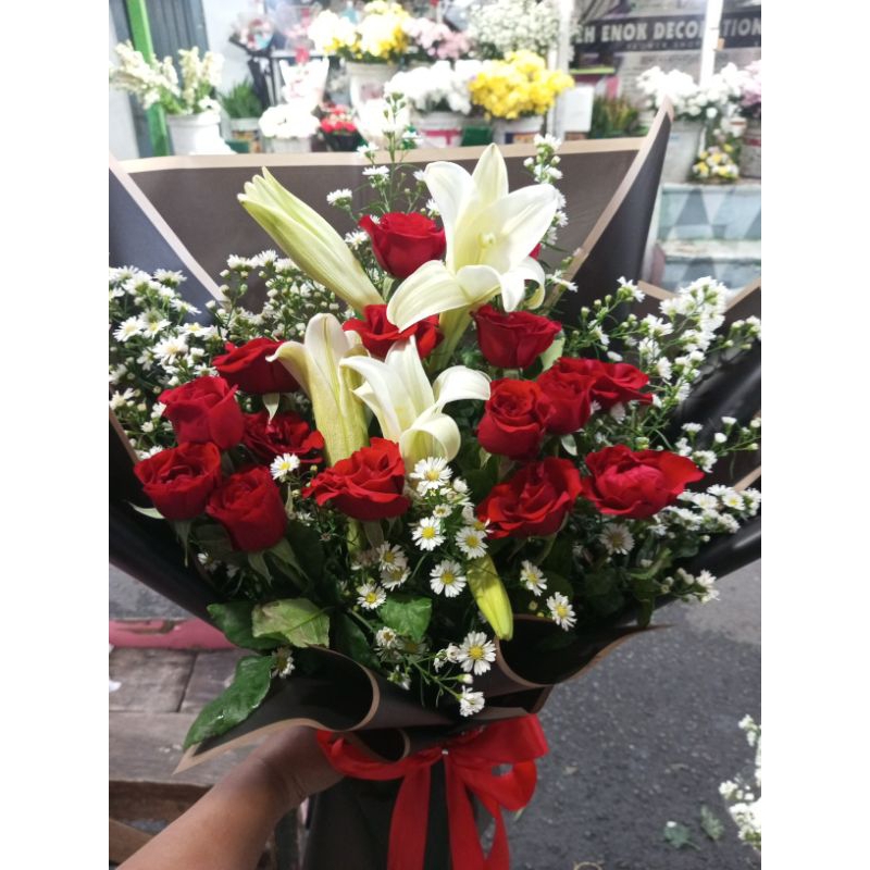 BUKET BUNGA LILI DAN MAWAR MERAH