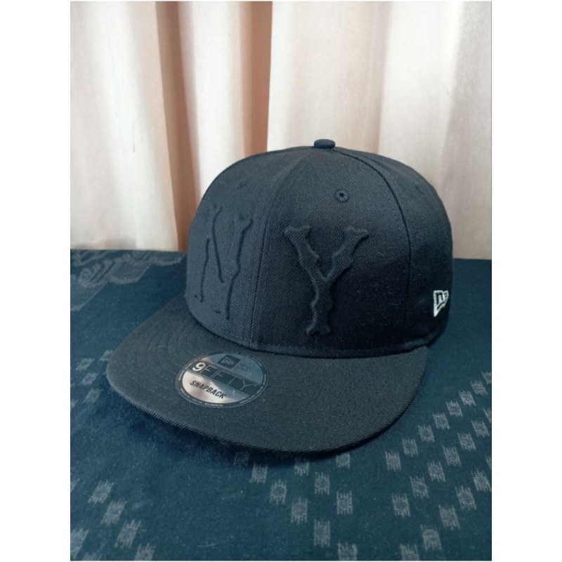 Topi Original New Era Snapback big logo embos 'NY' black on black