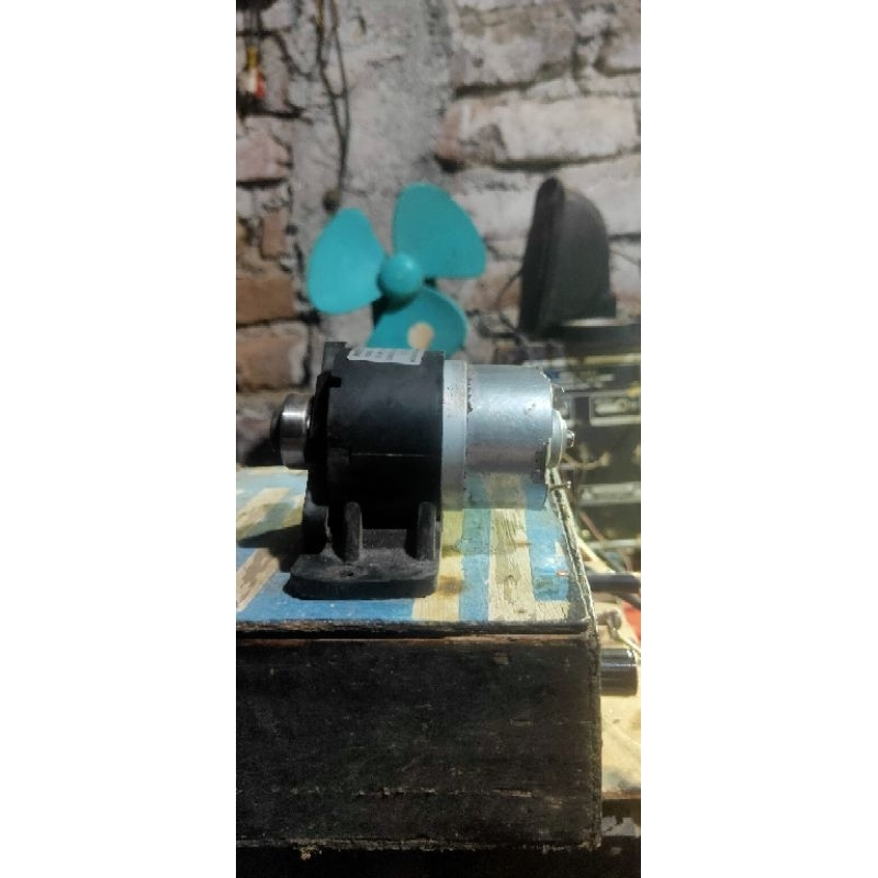 dinamo 12 volt bekas pompa air normal( ukuran besar) set dudukan..