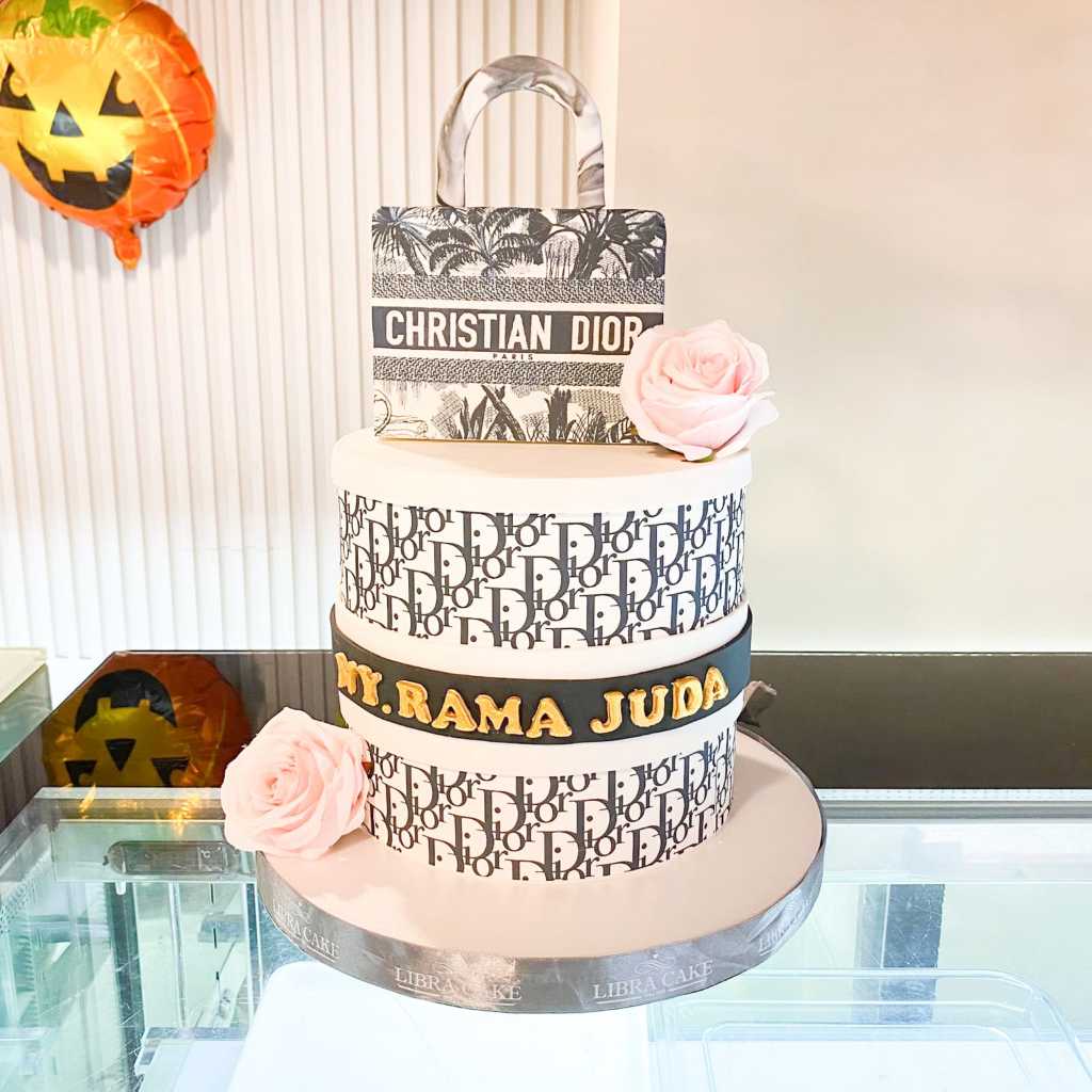 

Kue ulang tahun/Kue birthday/Cake custom birthday/Cake ultah/Kue tema Cristian Dior