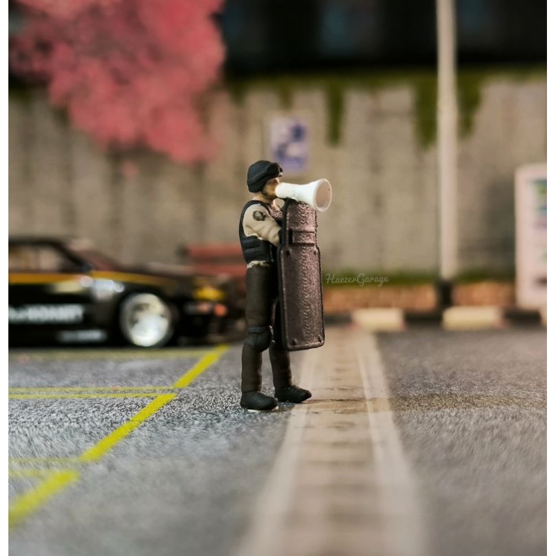 HG Figure Polisi Bawa Tameng Toa Skala 1/64 Diorama Police Pos Militer Miniatur Aksesoris Custom Die
