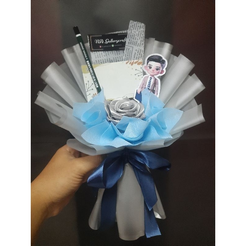 buket mini spesial hari guru... dengan 1 tangkai bunga pita satin.. warna abu abu. pink. biru. ungu