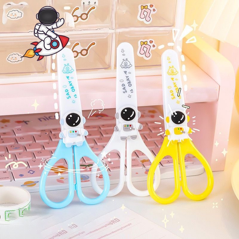 

GUNTING SCISSORS ANAK PREMIUM KARAKTER ASTRONOUT FANCY #ST124 GUNTING BERTUTUP ANAK ALAT TULIS SEKOLAH DIY JOURNAL
