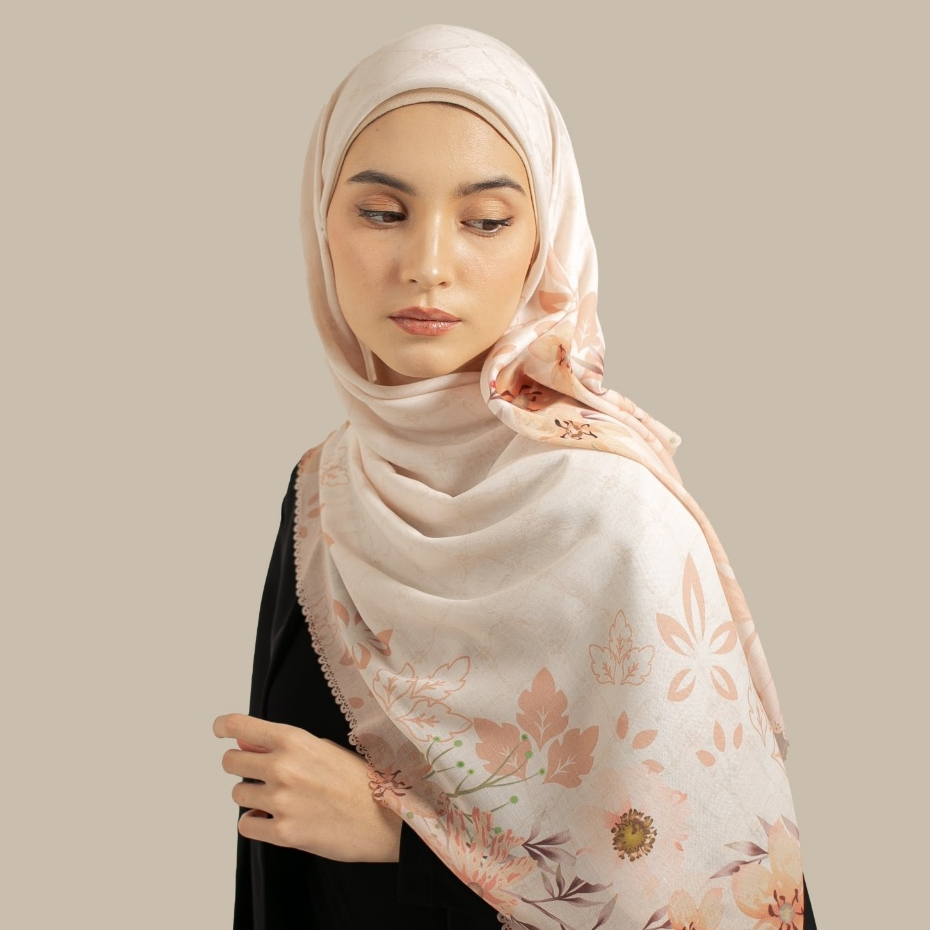 Wulang Narawangsa Hijab Segi Empat ⁠Soft Flower Creamy Mayo | Kerudung Segi Empat | Hijab Motif Segi
