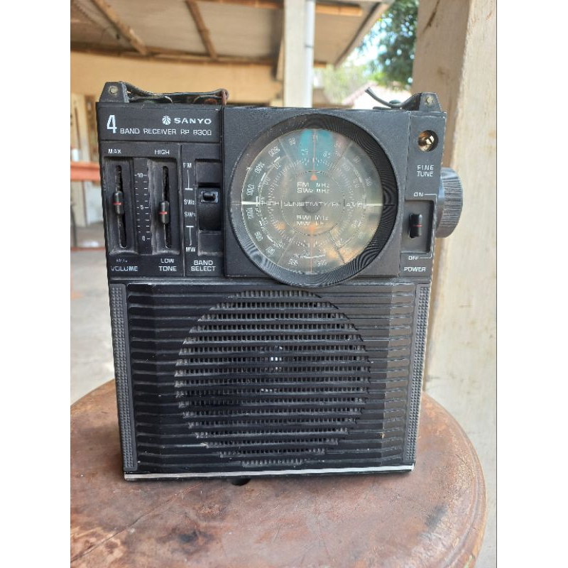Radio Sanyo RP 8300 militery kompas jadul nyala display