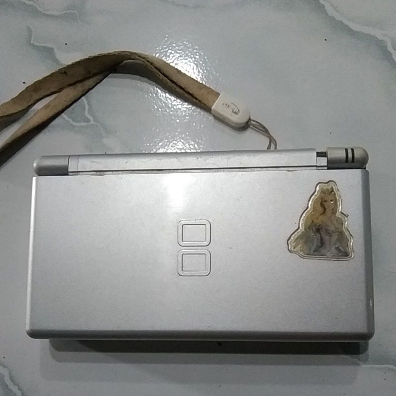 Nintendo DS lite second apadanya
