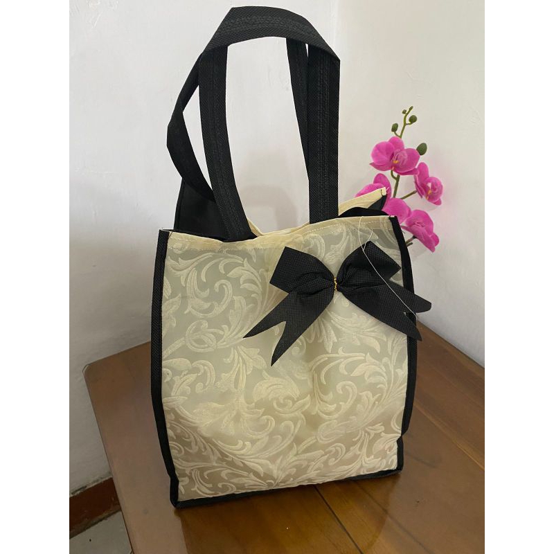 

(1 PACK = 60 PCS) TAS HAJATAN EMBOS PITA 22x22 TINGGI 30 CM / TAS HAJATAN SPUNBOND / TAS HAJATAN SERUT / TAS HAJATAN NASI BOX / TAS BELANJA / TAS NASI KOTAK / TAS NASI BOX / TAS WALIMAH / TAS SPUNBOND