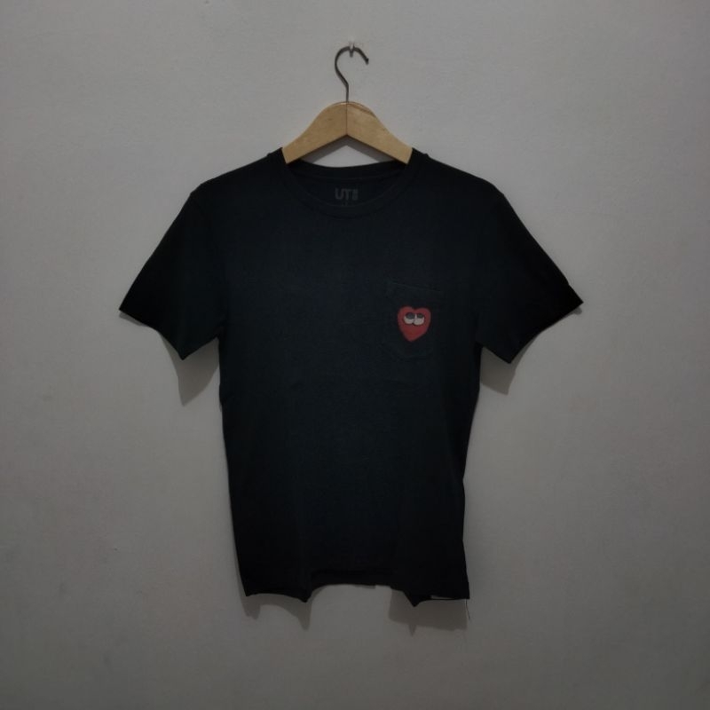 t-shirt uniqlo x kaws pocket