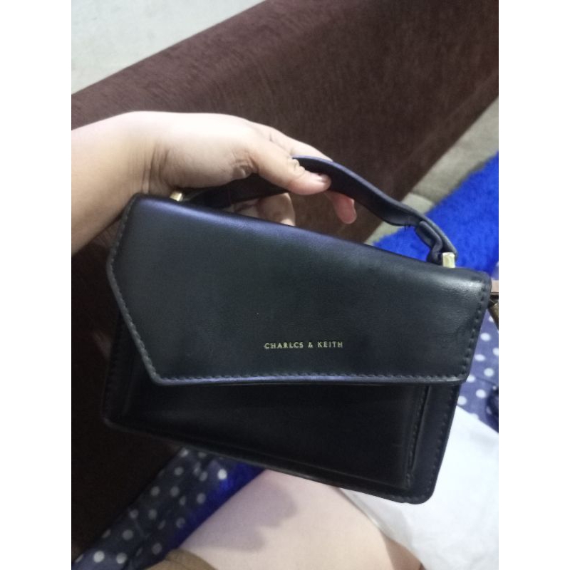 Tas wanita merk Charles and Keith