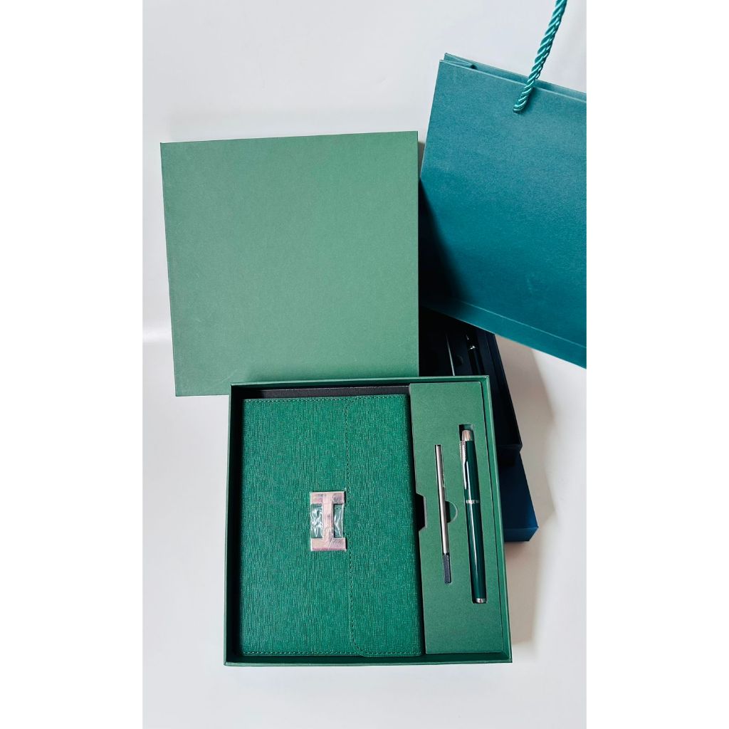 

Promo Buku Agenda Hampers 2in1 Notebook A5 Exclusive Bonus Ballpoint dan Totebag Buku Catatan Agenda