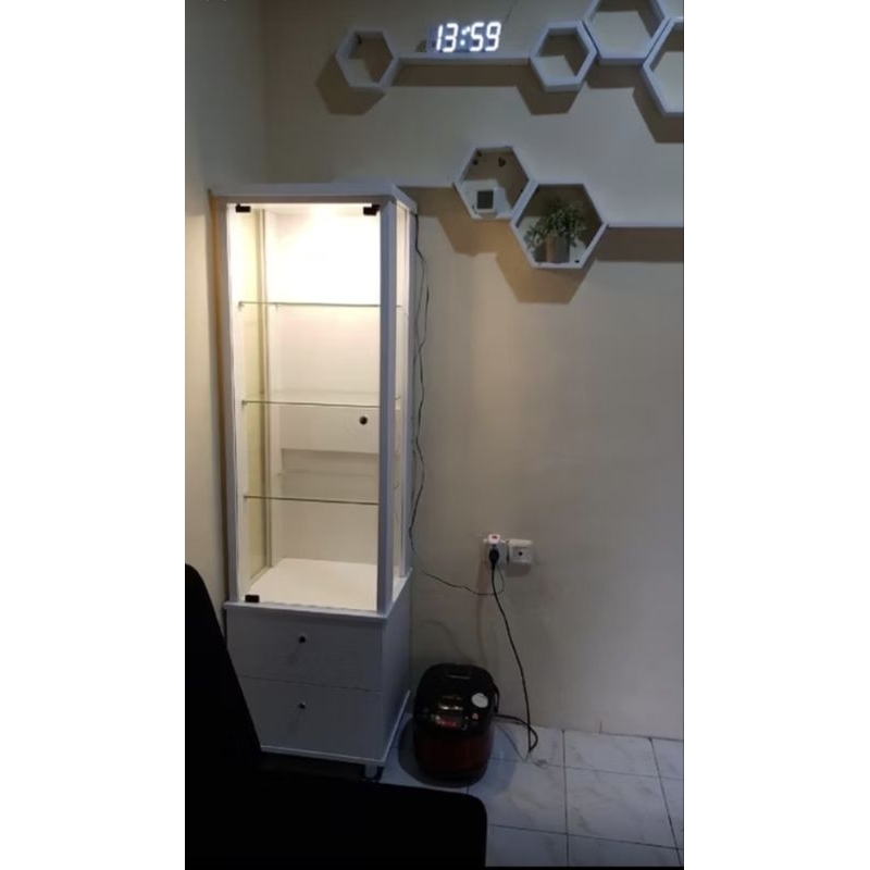 lemari pajangan/lemari kaca