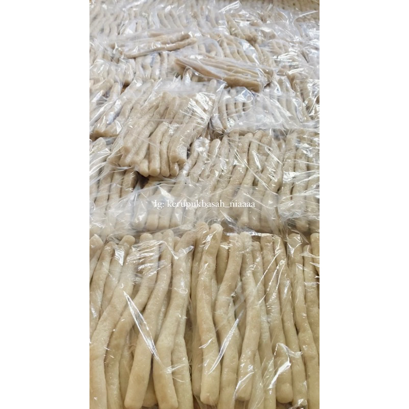 

Kerupuk basah ikan toman asli kapuas hulu produksi sendiri (Per paket isi 10 batang varian harga 8k)