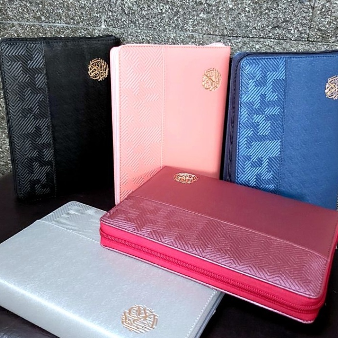 

KI3 SAMPUL saja Cover Al Quran A5 21x15x3 cm Sarung Quran Resleting ANDIN Kulit Sintetis Kalep kalp A5 Sampul Quran Pria Bungkus Alquran Lux elegant Jaket Al Quran Sampul Al Quran Hitam Navy Maroon Marun Sier Putih Coral Peach m