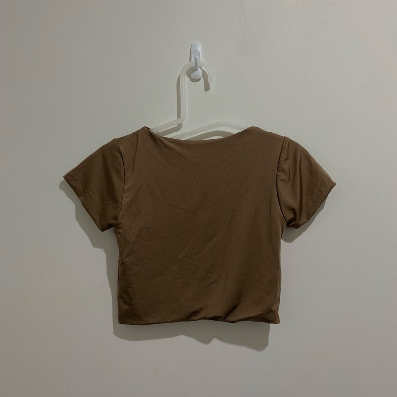 crop top coklat