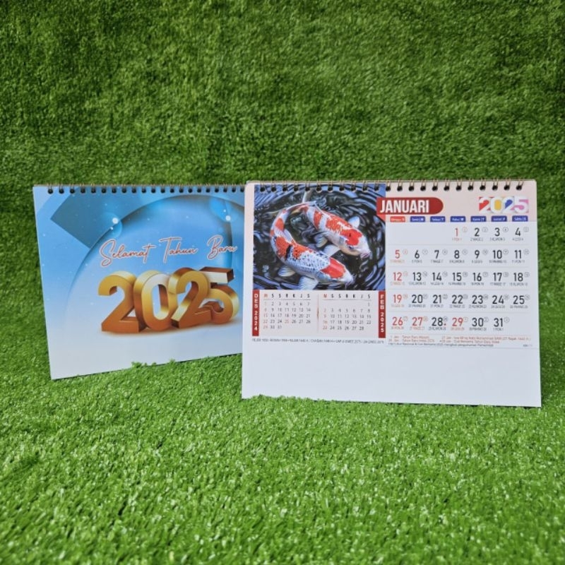 

Kalender Meja tahun 2025 ikan koi km 11 Mj ukuran 21 x 16 cm (terima castume cetak merek)