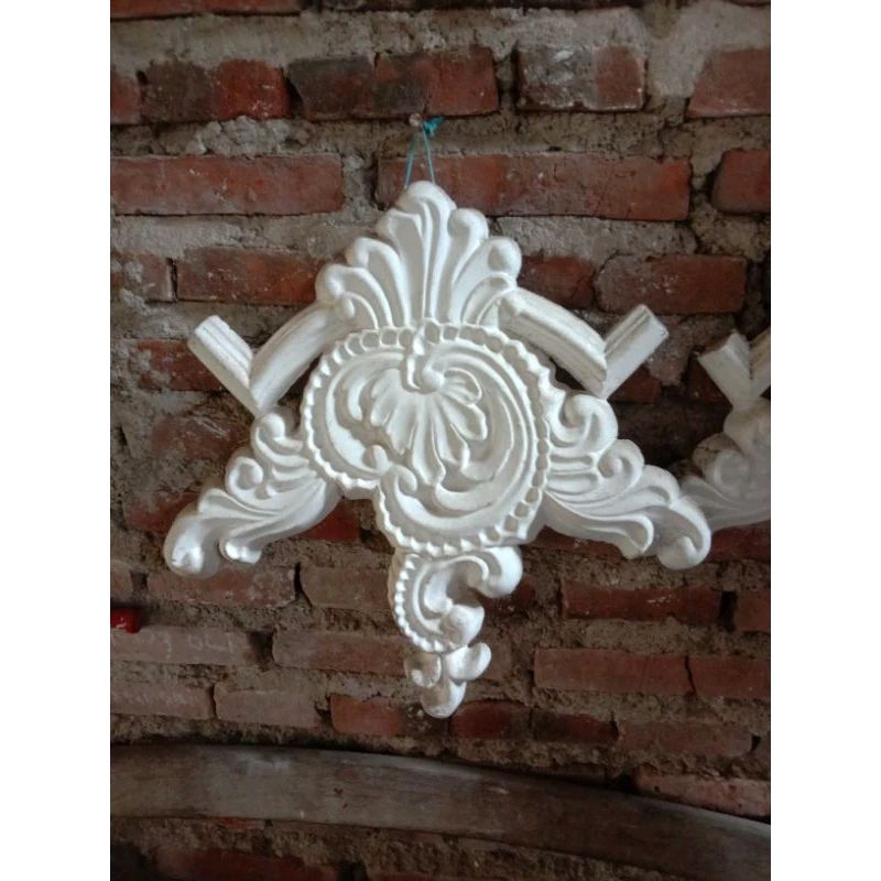 Ornamen sudut motif bunga plafon