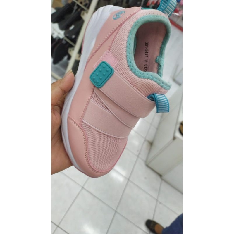 sepatu sneaker anak bata