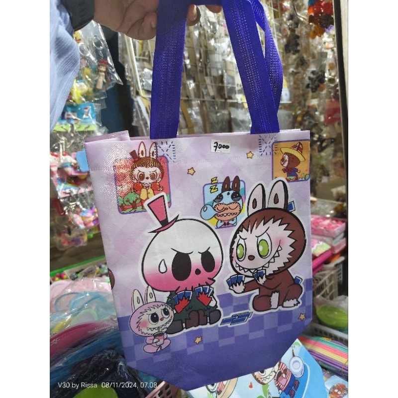 

Goodiebag Tas Souvenir motif katakter labubu sanrio premium kantong snack