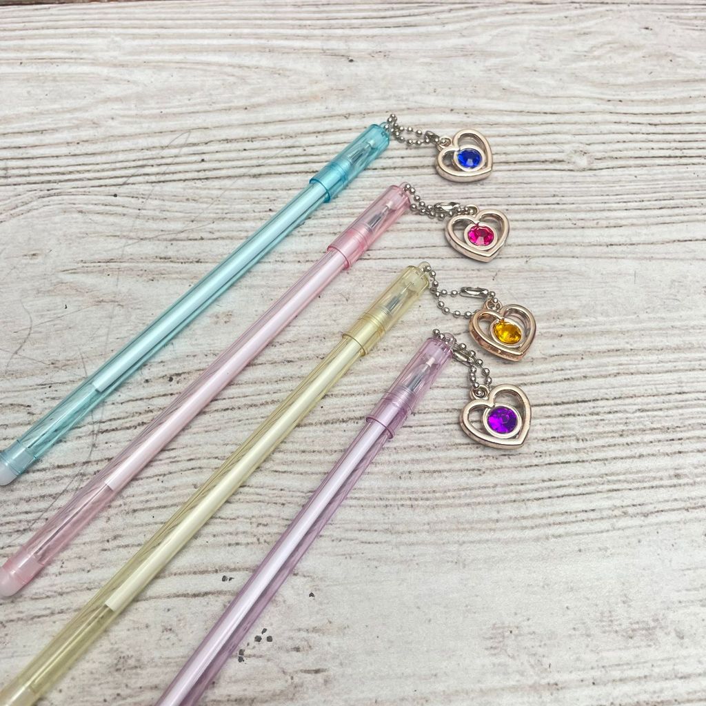 

Pulpen Gantungan Love Berlian Cantik Cute Lucu Tinta Hitam / Pen Gantungan Love Manik Imut Unik Favorit Alat Tulis Sekolah Anak Stationary Fancy Harga Termurah Bisa Grosir dan COD