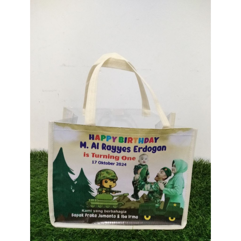 

[tas mika] Tas Ulang Tahun Kombinasi Mika /Muat Box KFC/ ukuran : 25 x 13 x 20 cm/ Custom Nama Teman