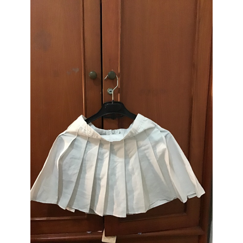 tenis skirt putih