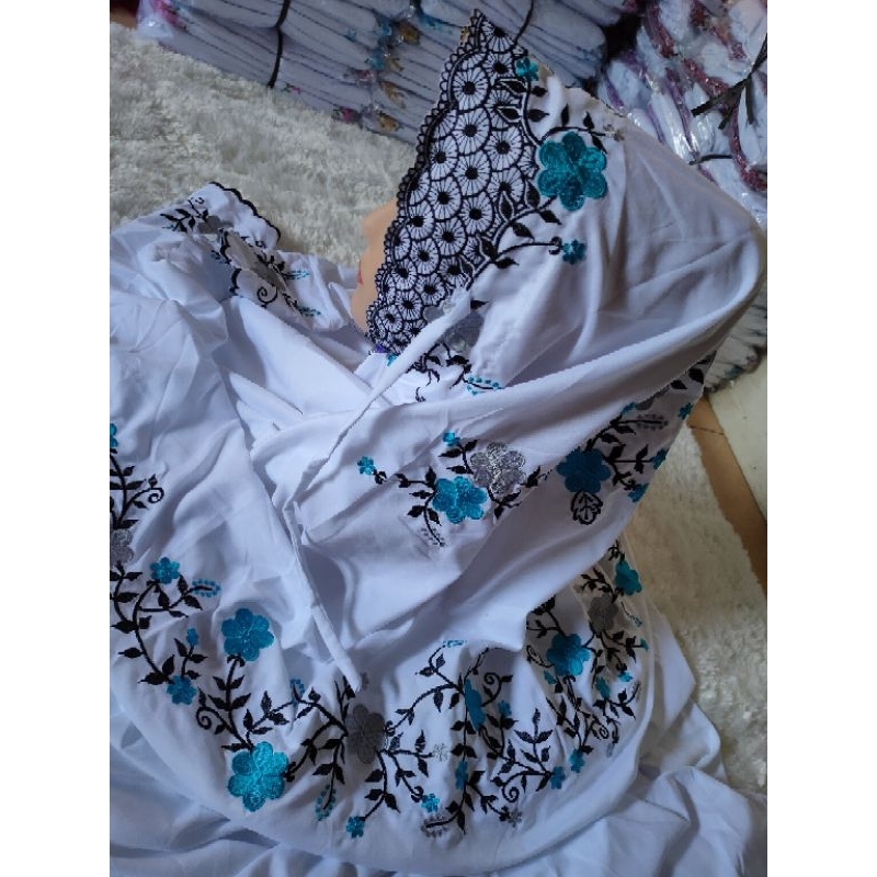 MUKENA DEWASA PUTIH TERUSAN BORDIR MOTIF BUNGA HITAM | MUKENA LAJURAN/LANGSUNGAN PANJANG SANTRI MUSL