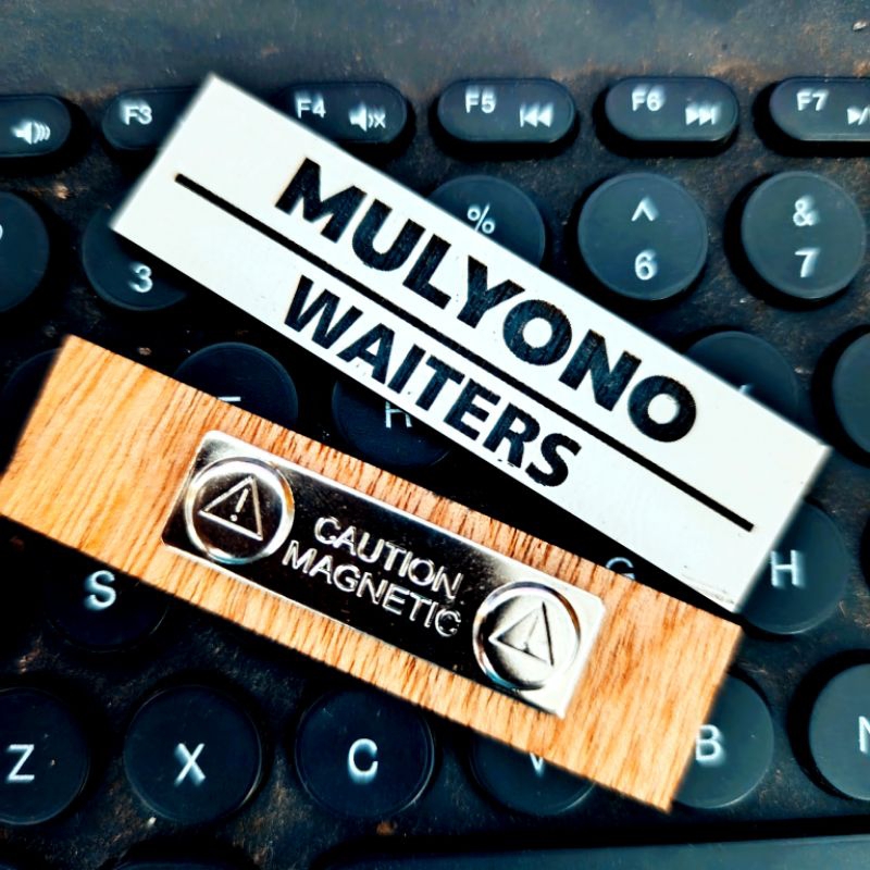 

Name tage mahnet papan nama dada kayu laminasi custom