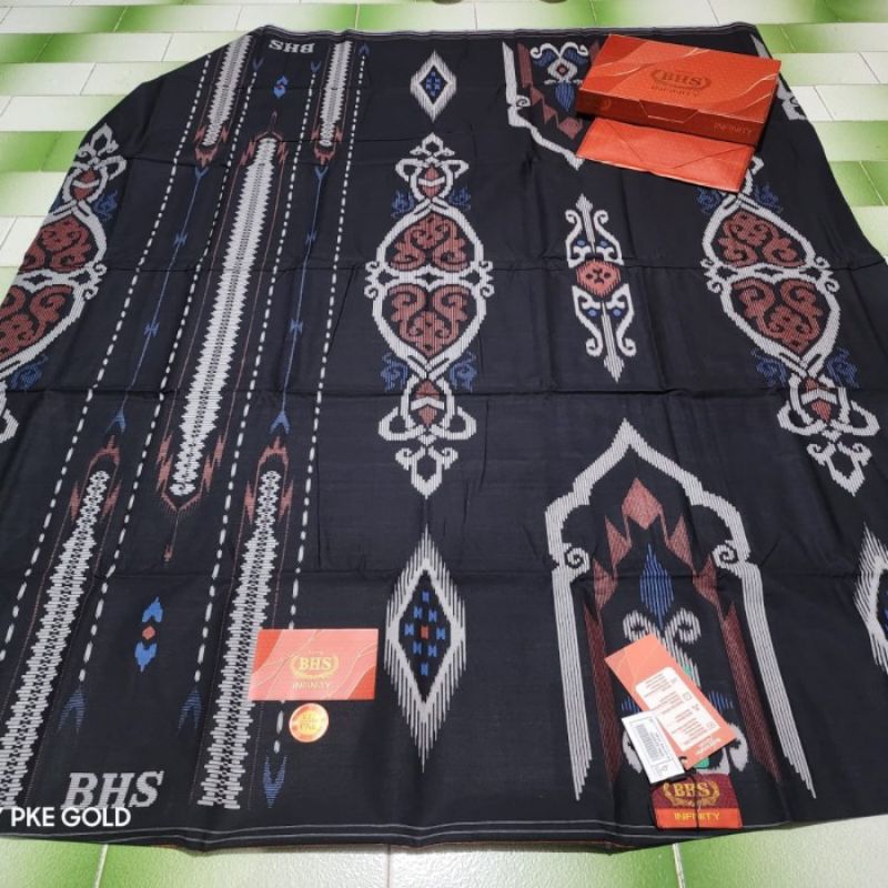 sarung BHS infititi gold. terbuat dari 50% bahan sutra asli, sehingga nyaman dipakai,  dan nyaman. t