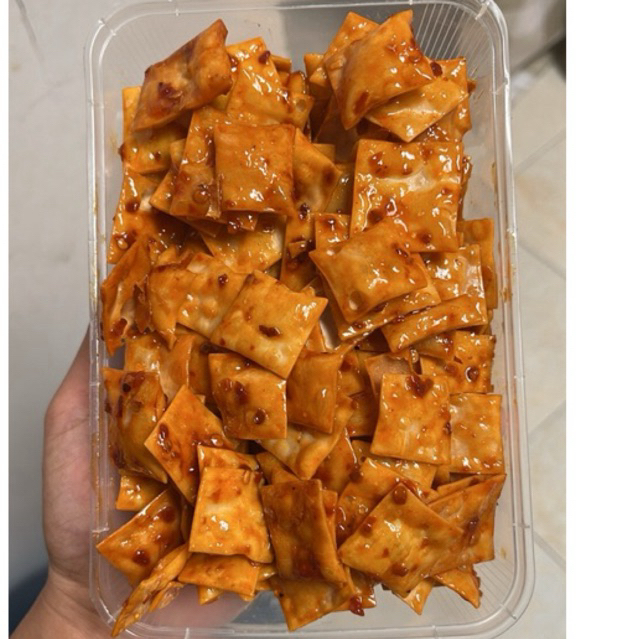

Pangsit madam keripik pangsit pedas chili oil 500g dan 250g