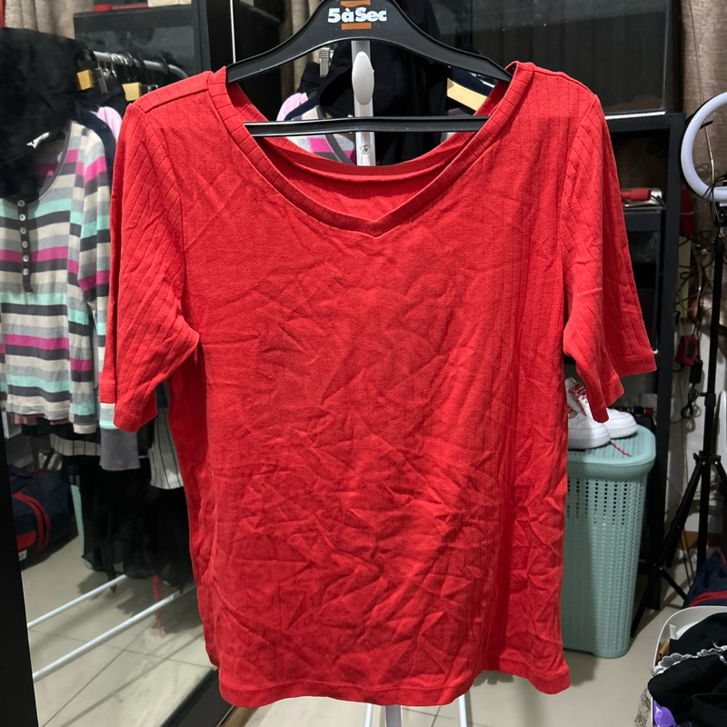 Uniqlo - V Neck Basic Tee