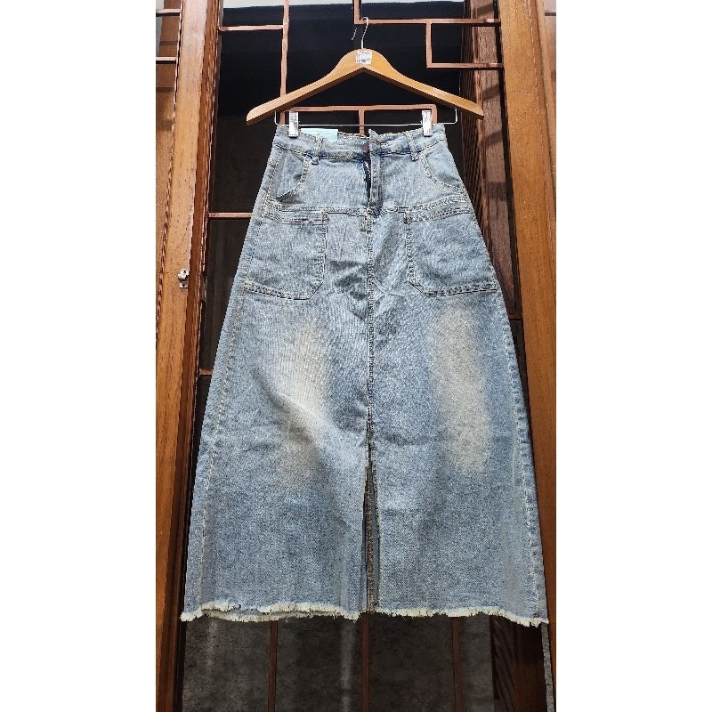 NEW with tag Rok jeans velah depan size M by more,, riamiranda,, buttonscarves,, vivizubedi,, button