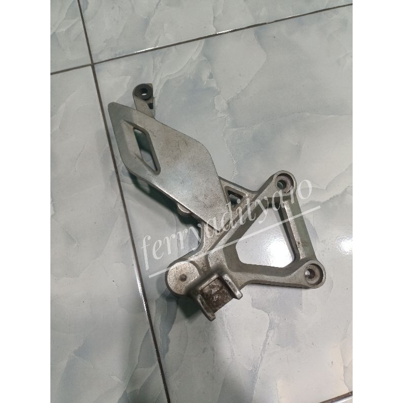 footstep depan kanan original CBU thailand cb150r fi