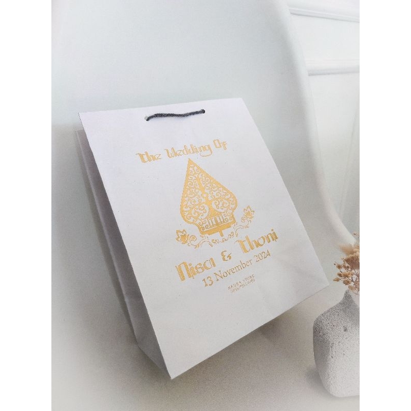 

Paperbag sablon 2 sisi / Tas custom putih 20 x 10 x 25 cm