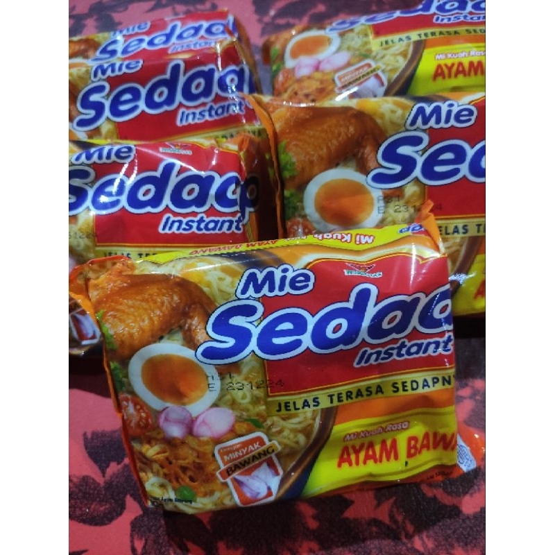 

2 pcs mie sedaap rasa ayam bawang