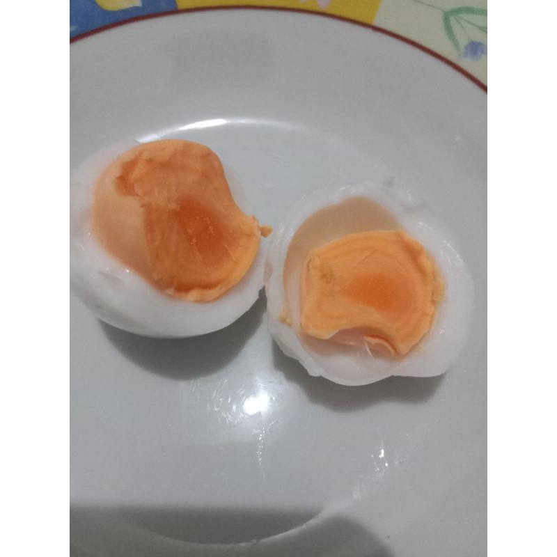 

telur bebek manik merah (bebek makan kepala udang) kondisi matang sudah direbus
