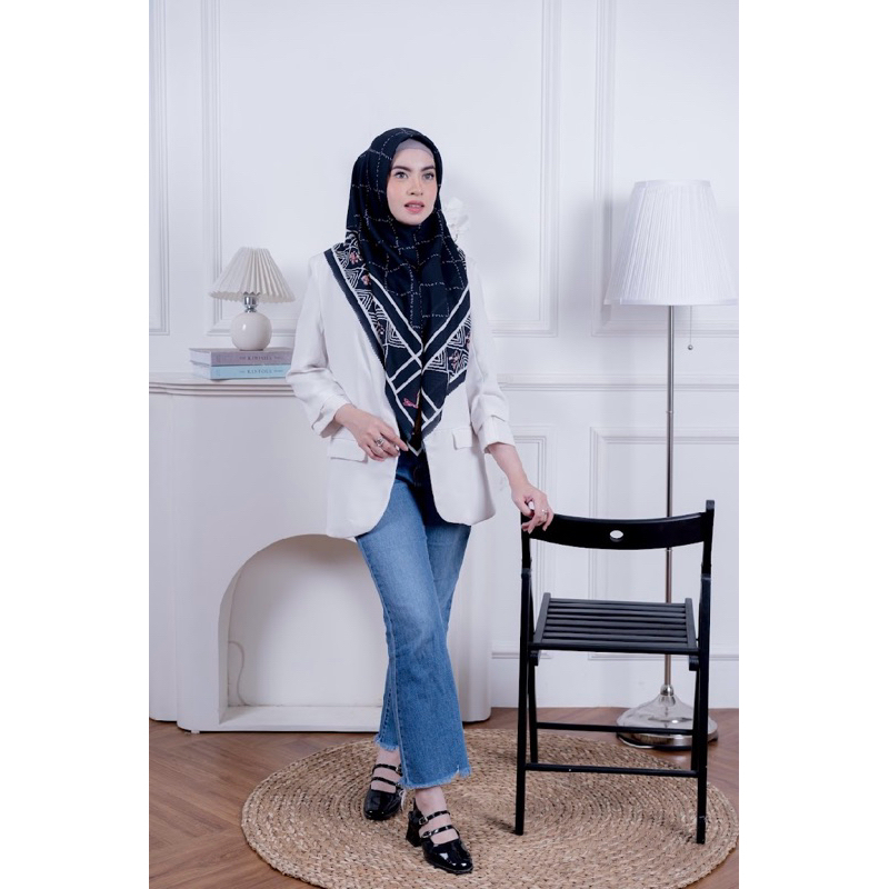 Dekade Series “Makkundrai” Hitam scarf Lontara Makassar