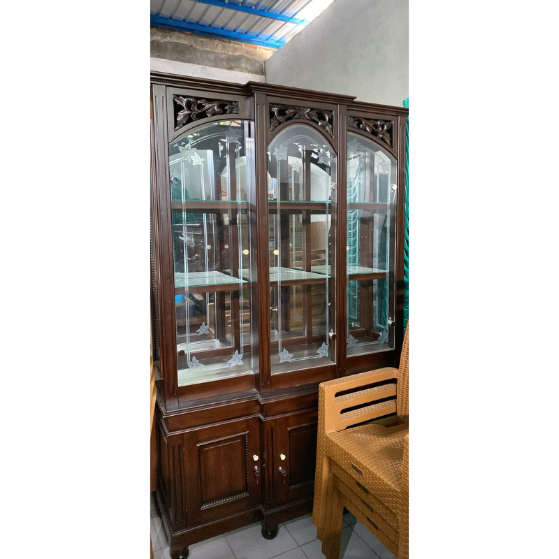 Lemari Hias Jati Pintu 3 [Dikirim Menggunakan Kendaraan Pribadi]