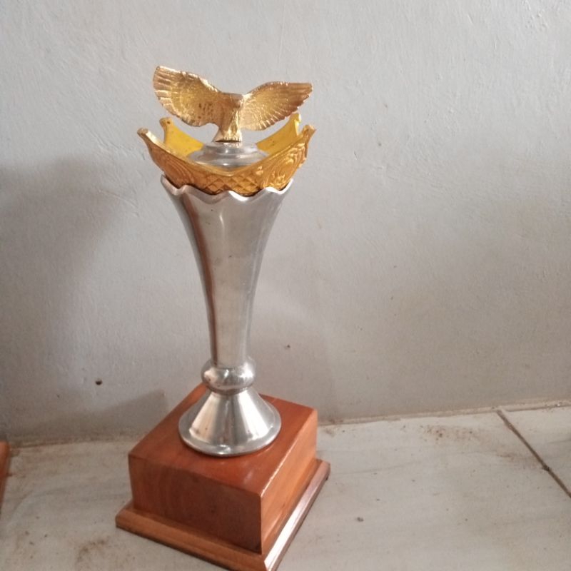 Piala logam motif obor Terbaru