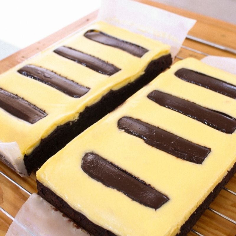 

Ultimate Choco Cheesecake Fudgy Brownies Reguler Size (20x10)
