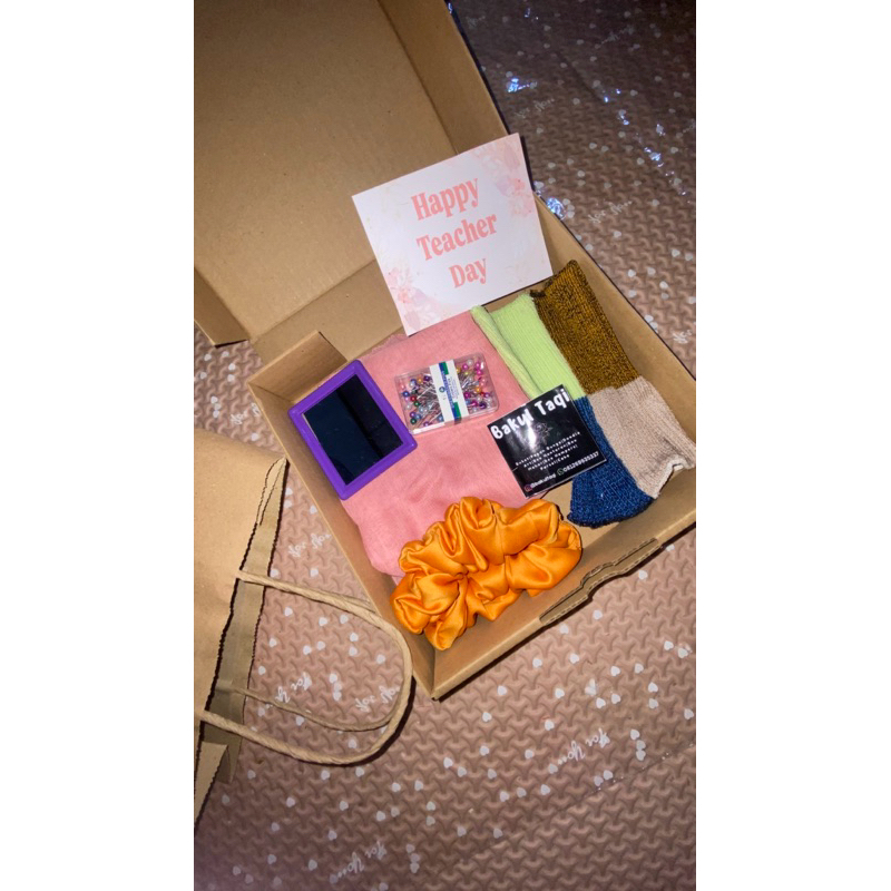 

Box Hampers Hari Guru