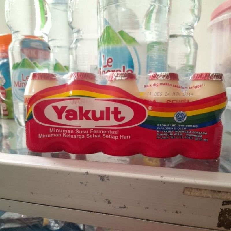 

Yakult minuman susu fermentasi probiotik