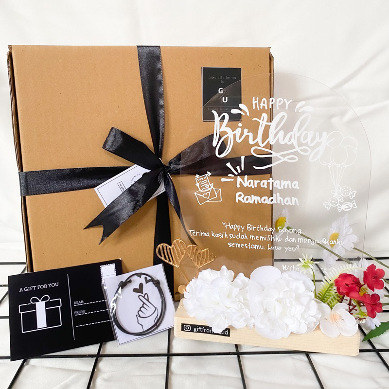 HAMPERS KADO AESTHETIC/PAPAN UCAPAN AKRILIK/LAMPU TIDUR CUSTOME