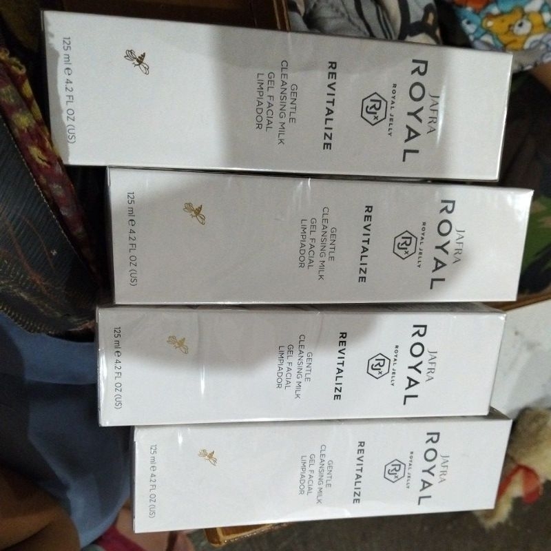 JAFRA royal revitalize gentle cleansing mik